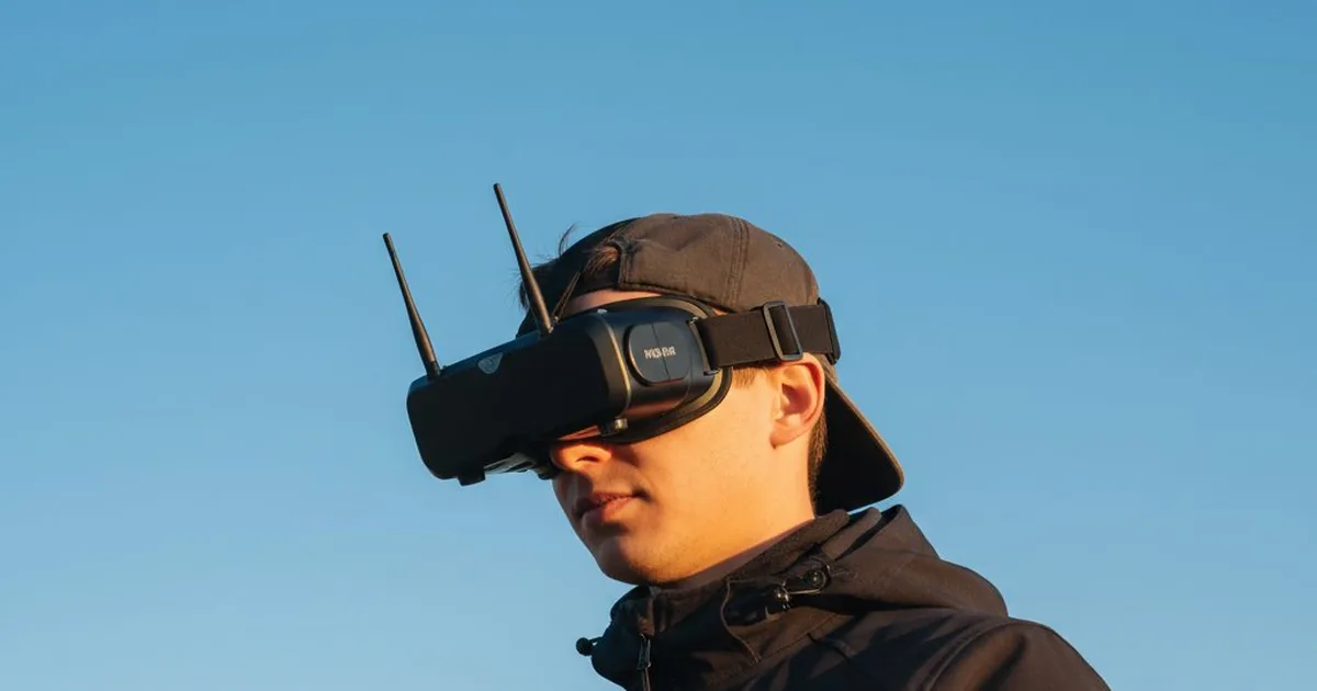 FPV-Brille seitlich vor weißem Hintergrund, Linsen-Details sichtbar, kein Text, kein Schriftzeichen
